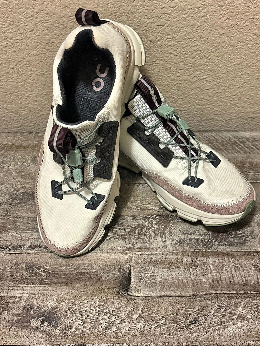 On Cloud 5 Women's Sneakers White, Sage, Dark Purple US Size: 8.5 RARE!!!
